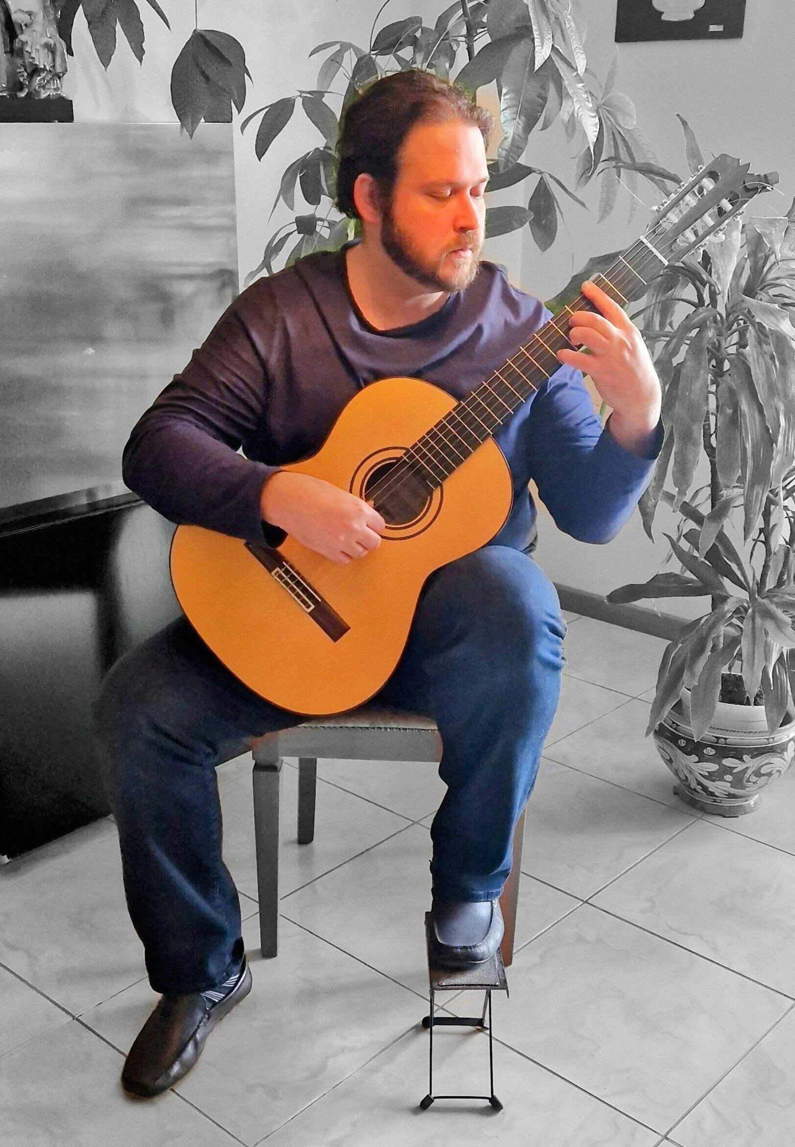 Giuseppe Bonaccorso while playing classical guitar: the instrument that expresses in the best way the poetry of music!