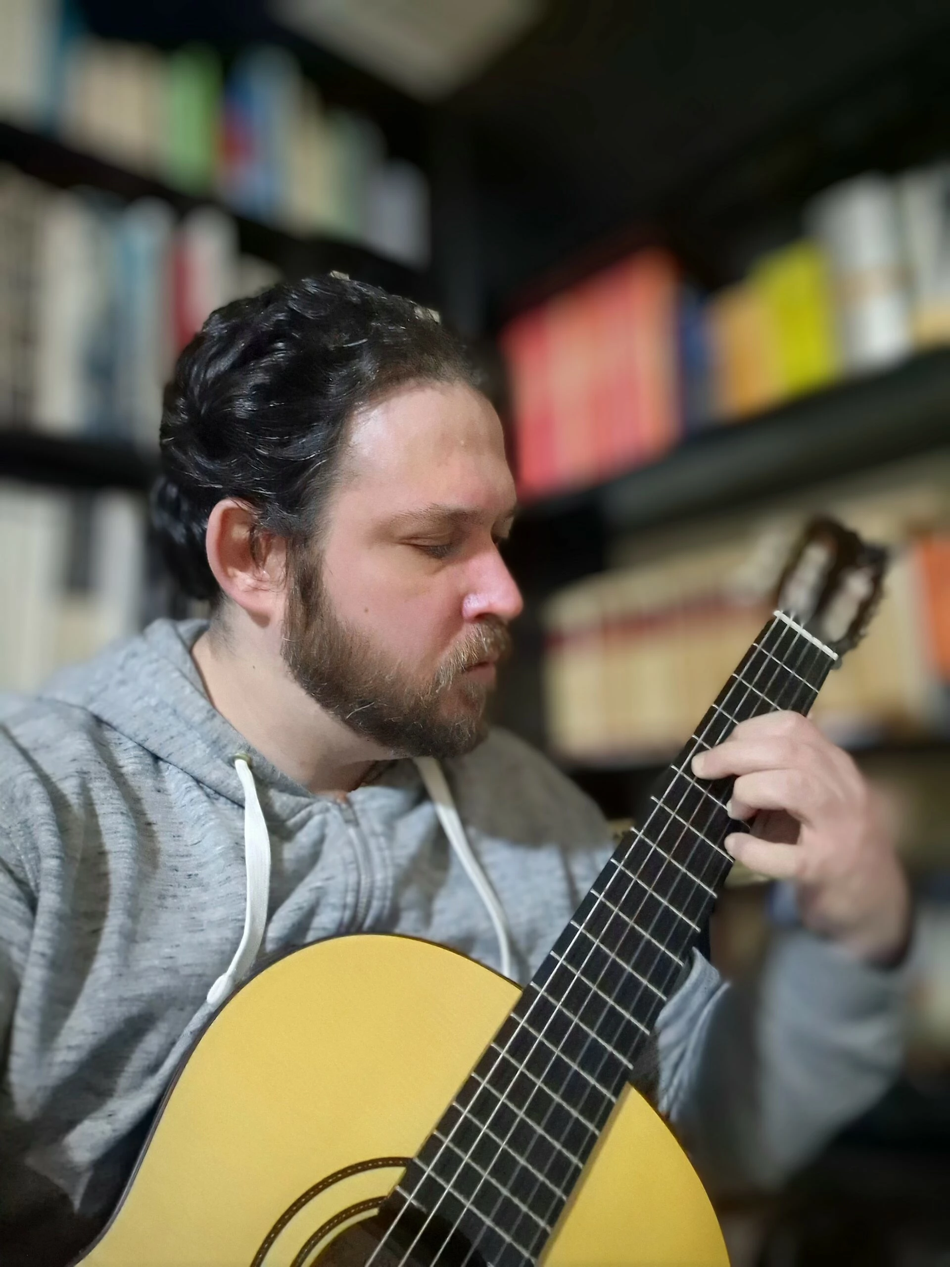 Close-up of Giuseppe Bonaccorso playing classical guitar music: the poetry of the notes!