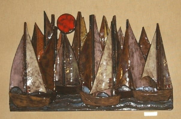 Pannelo di ceramica smaltata raffigurante un gruppo di barche. Realizzato da Raffaele Bonaccorso