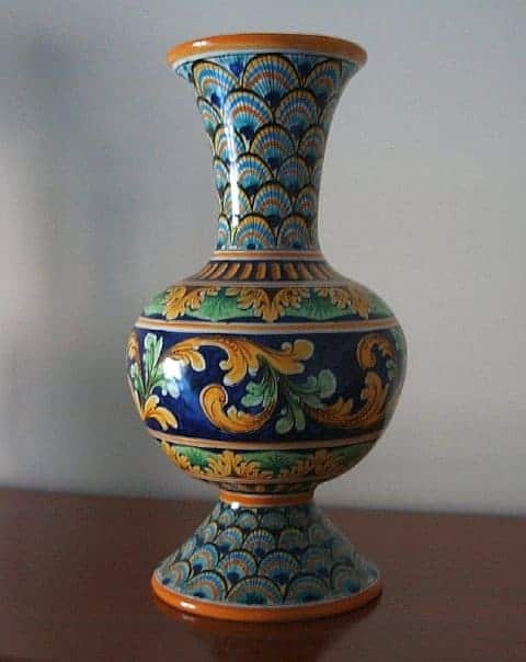 Vaso di maiolica decorato