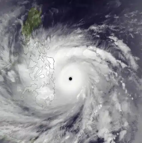 Immagine satellitare del tragico tifone Haiyan. Il vortice si muove verso la terraferma portando con sè l'essenza della tragedia. 