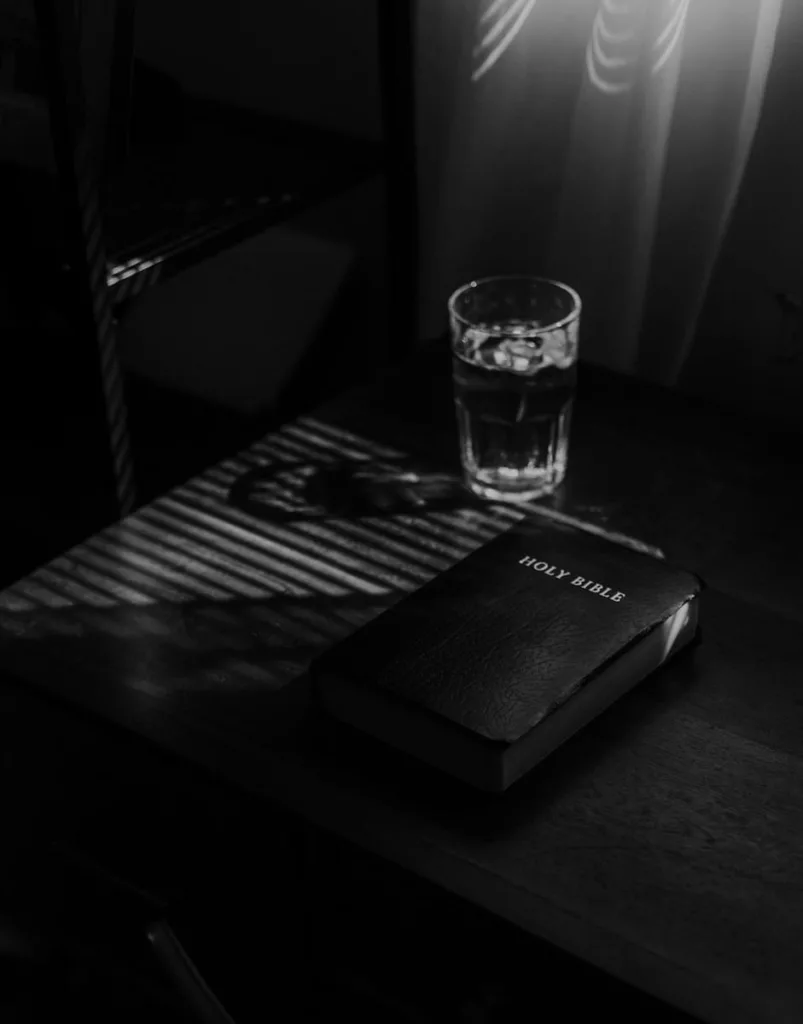 foto in scala di grigi di un bicchiere trasparente sul tavolo