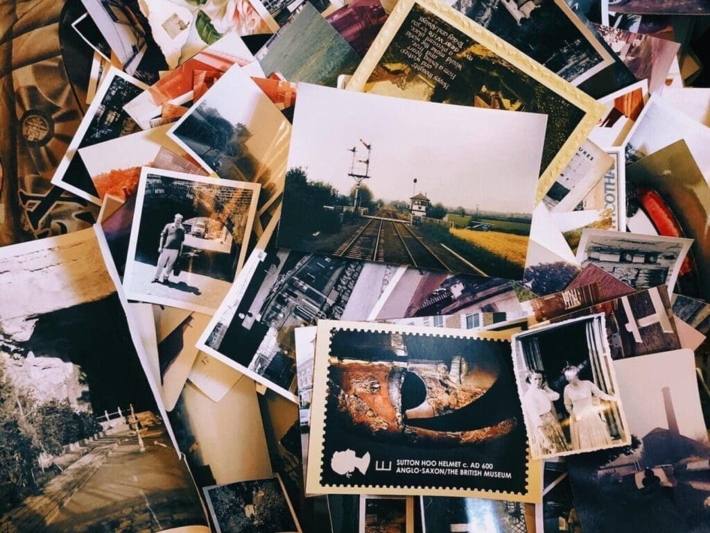 una pila di vecchie foto e cartoline che si sovrappongono l'una con l'altra.