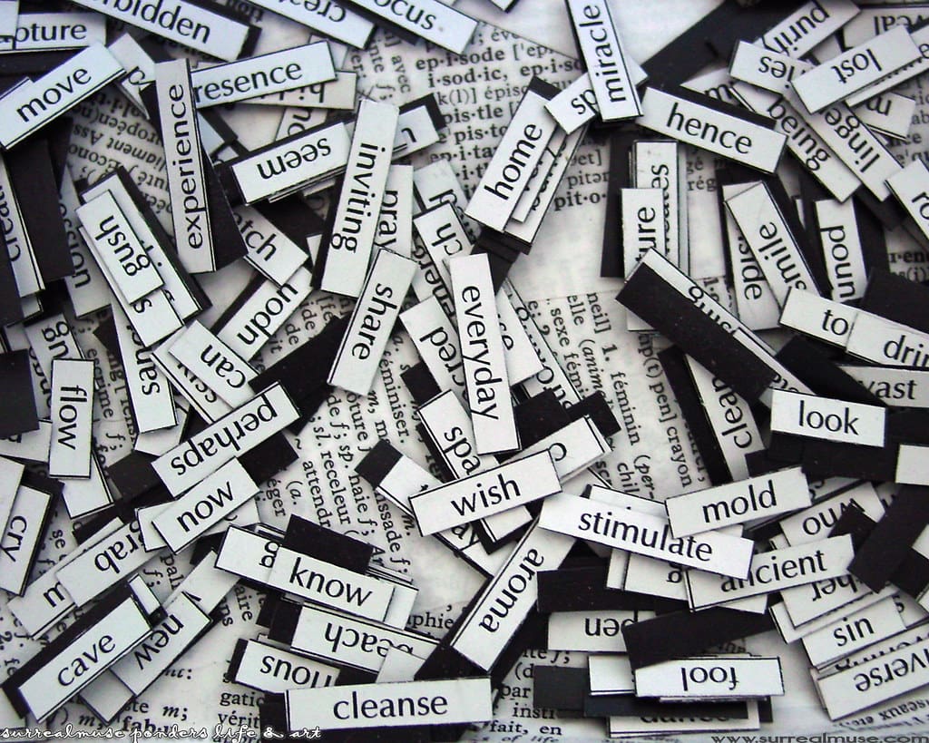 Raccolta di magneti rappresentati le ipotetiche parole di una poesia