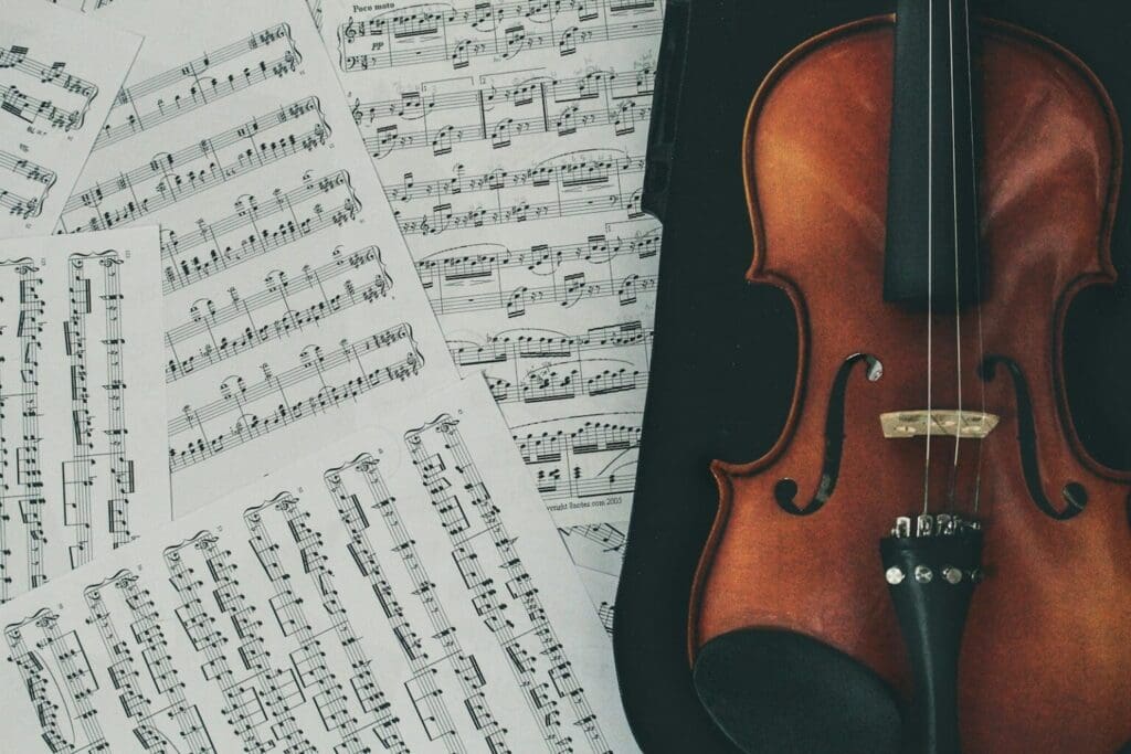 Violino con partiture. Le informazioni sugli spartiti hanno spesso le caratteristiche linguistiche del mondo poetico