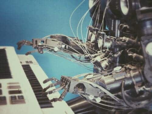 Un robot che suona il pianoforte. Il culmine della ricerca sul machine learning e l'intelligenza artificiale