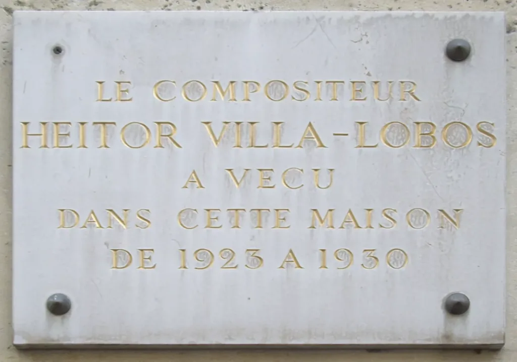 Placa que indica el lugar de residencia de Villa-Lobos en París