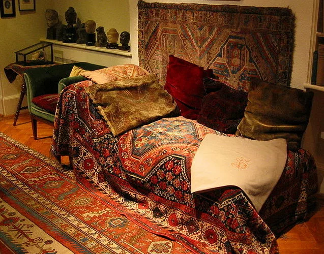 Freud's couch, where he psychoanalyzed his patients, also analyzing the role of Eros and Thanatos in their psychopathologies