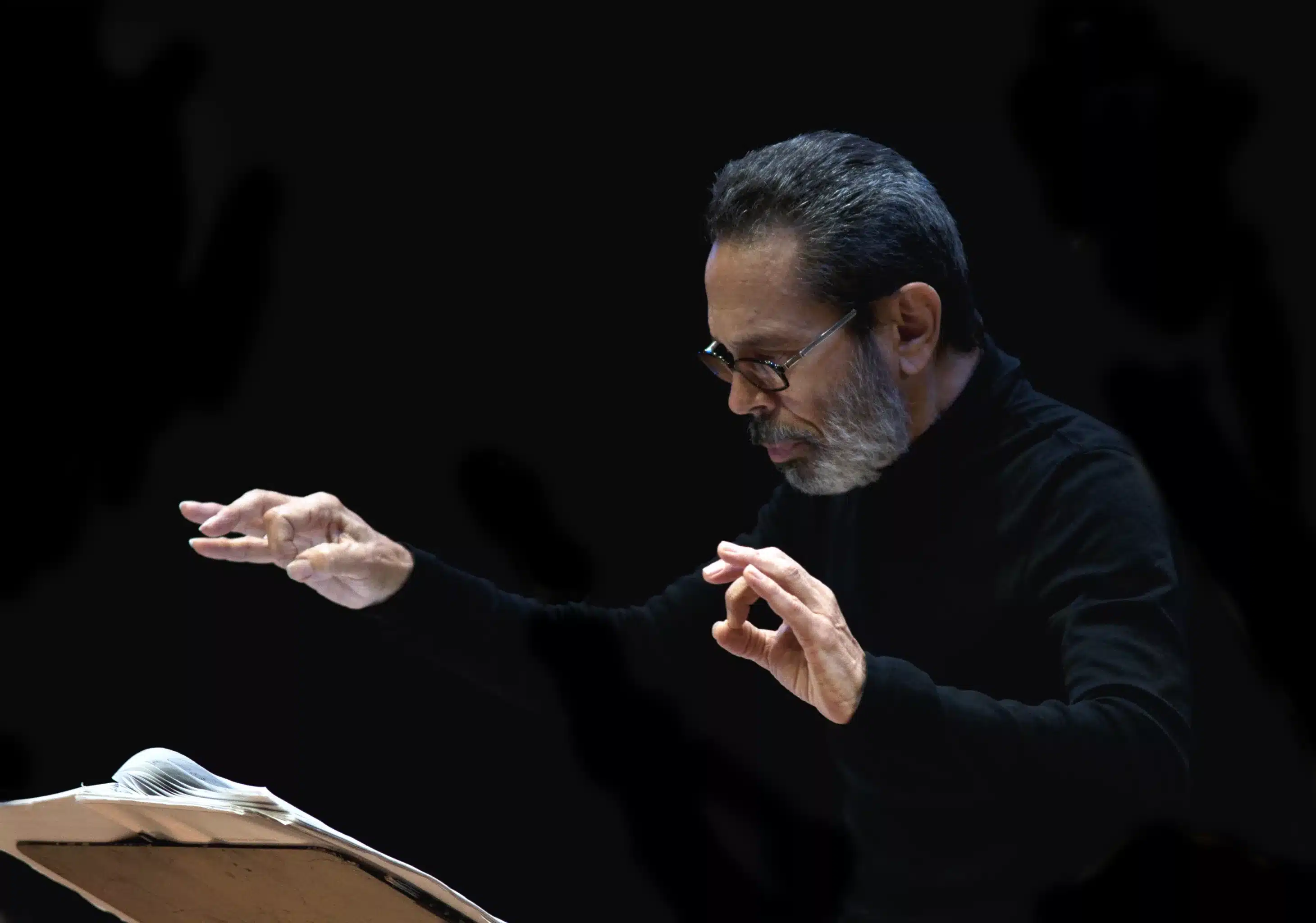 Leo Brouwer conducting an orchestra.