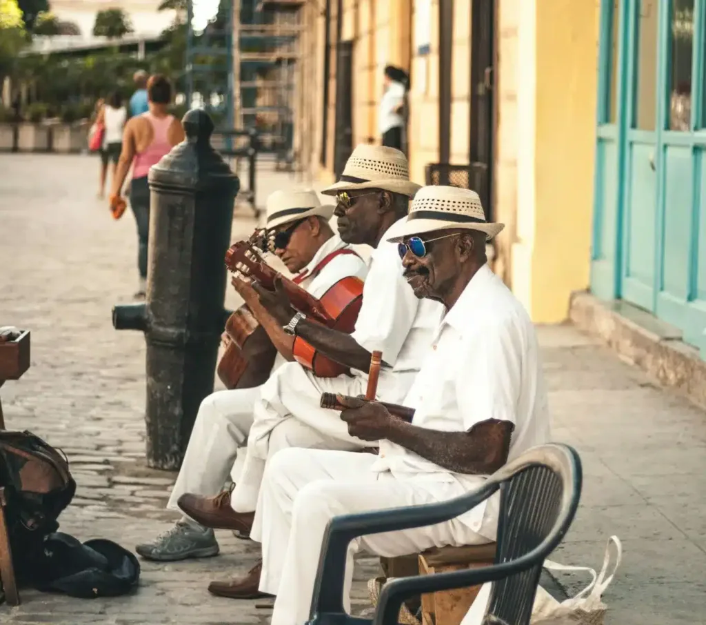 Uomini che suonano a Cuba, patria di Leo Brouwer