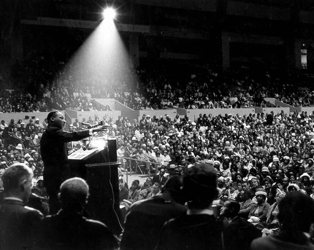 Martin Luther King at an assembly in San Francisco in 1964. The force of his words, his clenched fists without ever striking the enemy, and his persistence made him victorious.